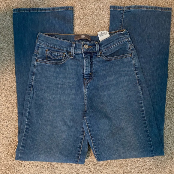 2/$25.00 Levi's Perfectly Slimming 512 Bootcut 8 - Picture 1 of 6
